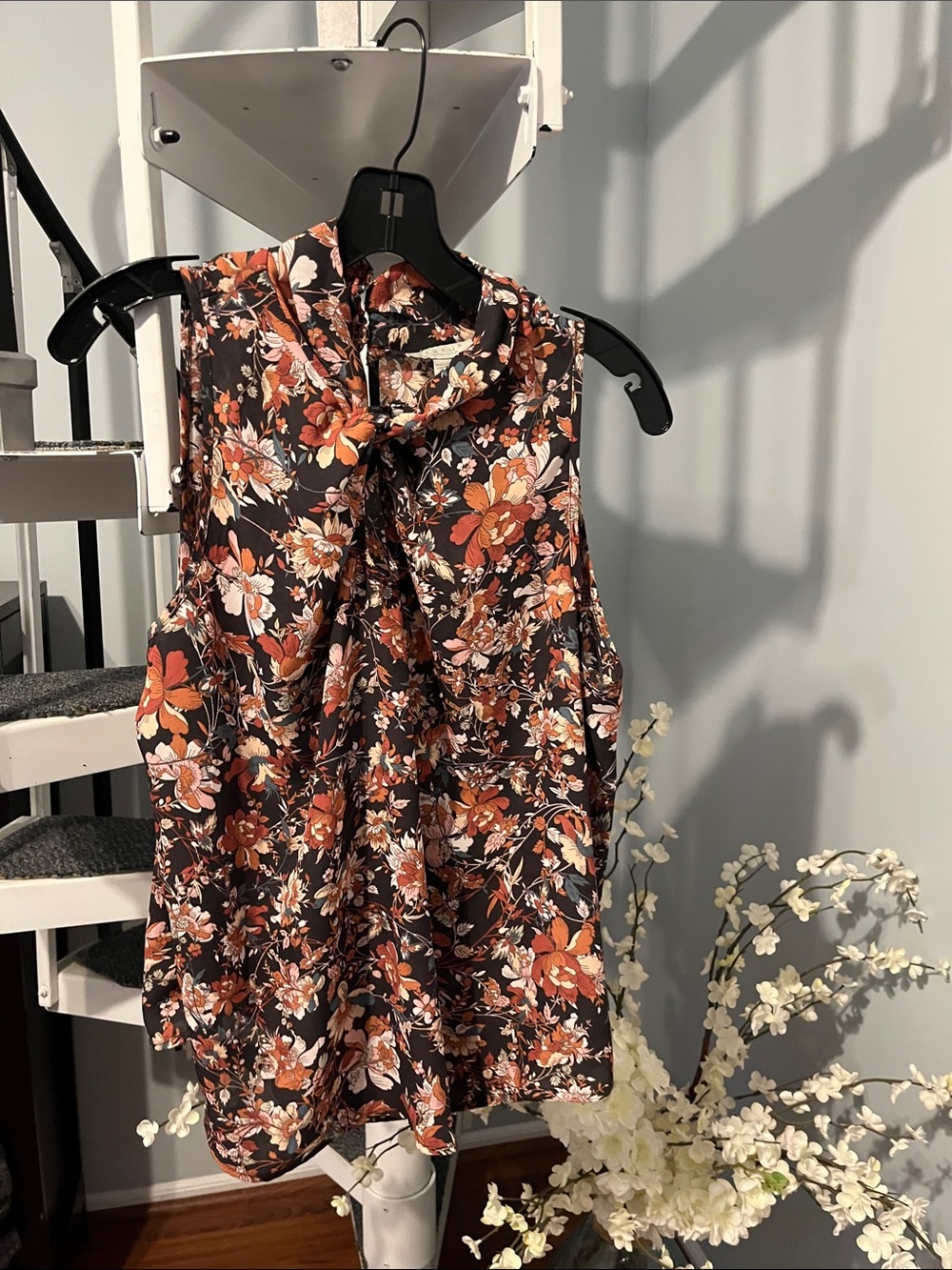 Status by Chenault Sleeveless Floral Tie-Neck Blouse in Black & Rust - Large